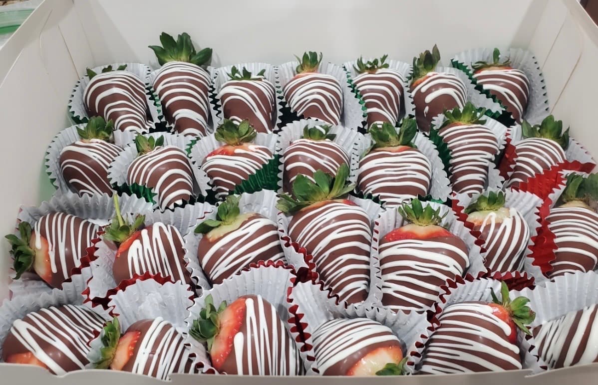 Chocolate-dipped strawberries with drizzle